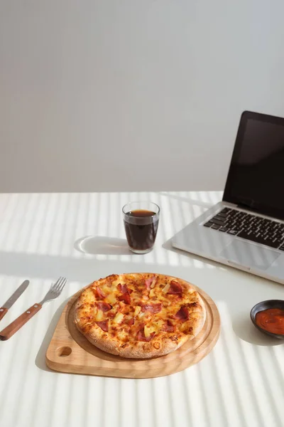 Lekkere Pizza Bureau Met Cokes Laptop Fastfood — Stockfoto