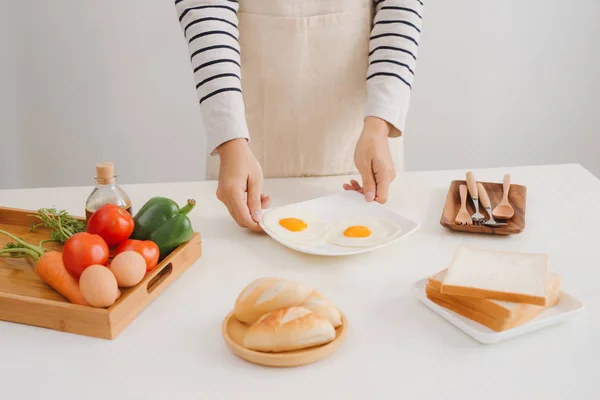 Χέρια Του Ανθρώπου Προετοιμασία Πρωινού Αυγά Και Ψωμί — Φωτογραφία Αρχείου