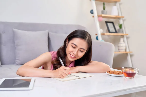 Bella Donna Asiatica Sorridente Scrivere Quaderno Sul Tavolo — Foto Stock