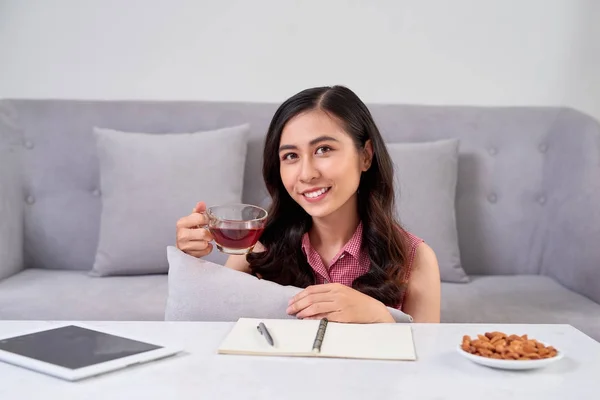 Joven Mujer Asiática Disfrutando Una Pausa Para Merienda Mientras Trabaja — Foto de Stock