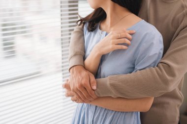 İki aşık. Adam karısını sarılma.