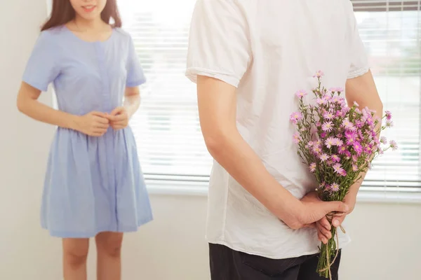 Пара Закоханих Романтичний Чоловік Дарує Квіти Своїй Подрузі — стокове фото