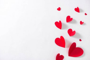 Sevgililer günü kartı beyaz zemin üzerine kırmızı kağıt yürekleri