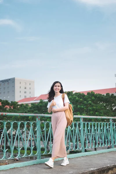全长的亚洲女孩走在桥上的城市景观藏品书 — 图库照片