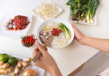 Kadın Şef geleneksel Vietnam çorba Pho bo otlar, et, Pirinç Noodle ile hazırlama