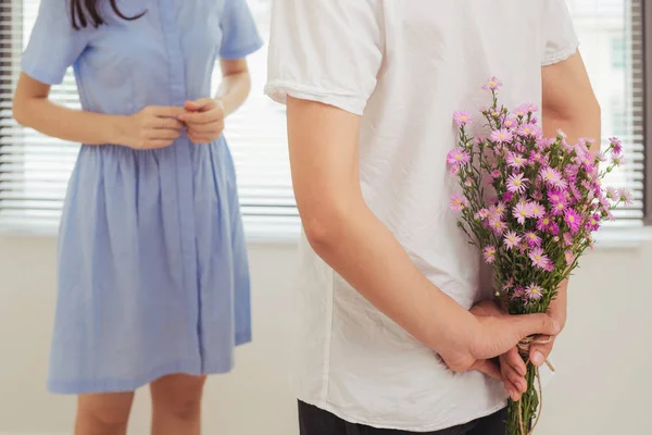 Pár Szerelem Romantikus Férfi Virágok Hogy Barátnője — Stock Fotó