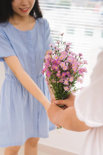 愛のカップル 彼のガール フレンドに花をあげる男のロマン — ストック写真