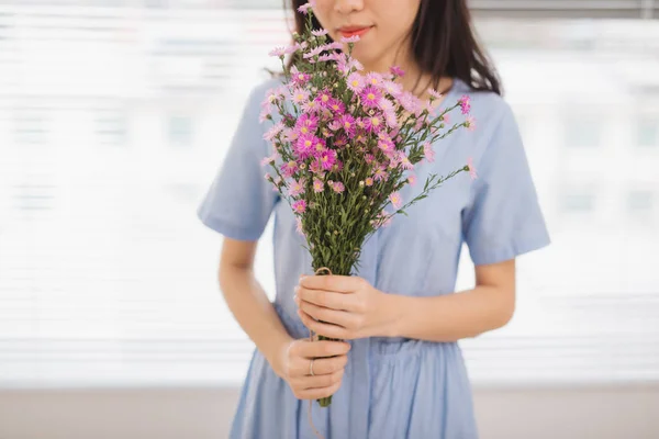 Mavi Elbise Holding Pembe Çiçekler Kadında Kırpma — Stok fotoğraf