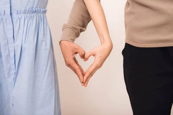 Pareja Enamorada Hombre Mujer Tomados Mano Juntos Haciendo Forma Corazón —  Fotos de Stock