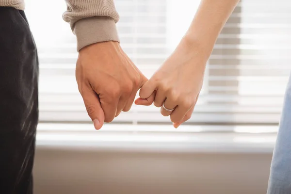 Pareja Enamorada Hombre Mujer Tomados Mano —  Fotos de Stock