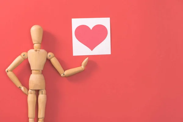 Houten Man Figuur Met Rood Hart Concept Voor Valentijnsdag — Stockfoto