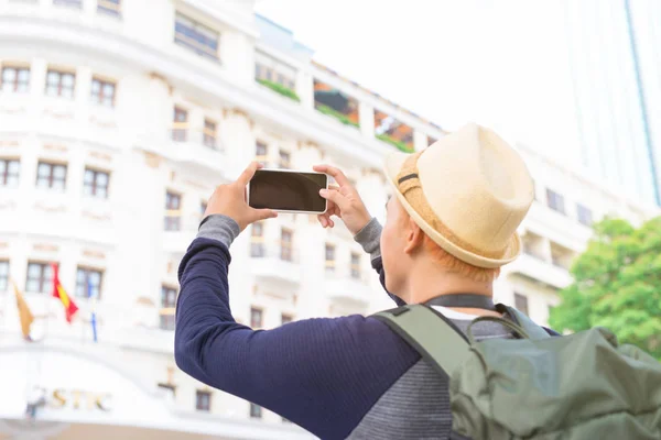 Młody Asian Traveler Męskie Zabawy Fotografowanie Aparatem Chodzenie Mieście — Zdjęcie stockowe