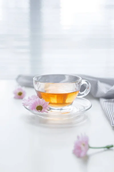 Glas Tee Und Rosa Blumen Auf Fensterbank Nahaufnahme — Stockfoto
