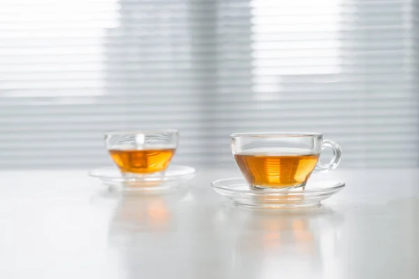 Szklane Kubki Herbaty Parapecie Bliska — Zdjęcie stockowe