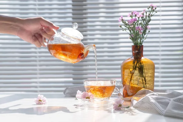 Hand Gießt Tee Glas Teetasse Nahaufnahme — Stockfoto