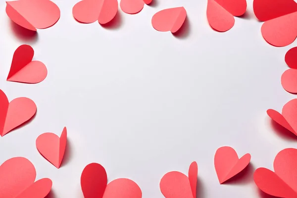 Hermosos Corazones Papel Rojo Sobre Fondo Papel Blanco — Foto de Stock