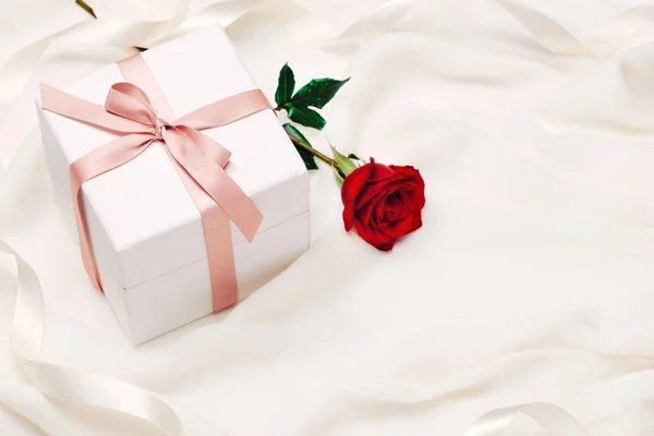 Valentinstag Geschenkbox Geschenkbox Mit Rosa Schleife Und Roten Rosen Auf — Stockfoto