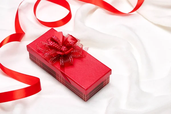 Caja Regalo Roja Con Lazo Cinta Sobre Fondo Blanco — Foto de Stock