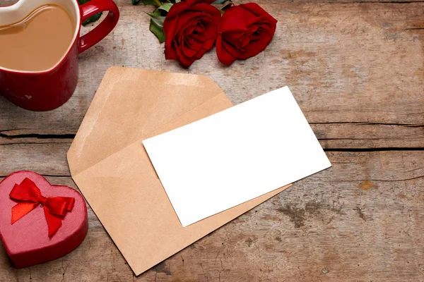 Üres Szerelmes Levelet Rózsa Borítékot Fából Készült Háttér — Stock Fotó