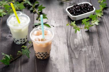 Sütlü kabarcık çay plastik kap içinde tapyoka inci ile