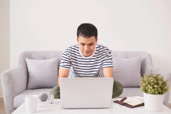 Asian Man Sitting Couch Laptop — Stock Photo, Image