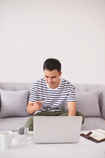 Young Man Purchasing Product Online Using Credit Card Pay — Stock Photo, Image
