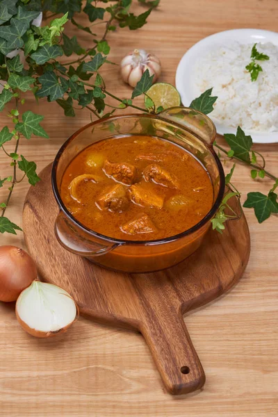 Leckeres Abendessen Mit Chicken Curry Schüssel Auf Holzgrund — Stockfoto