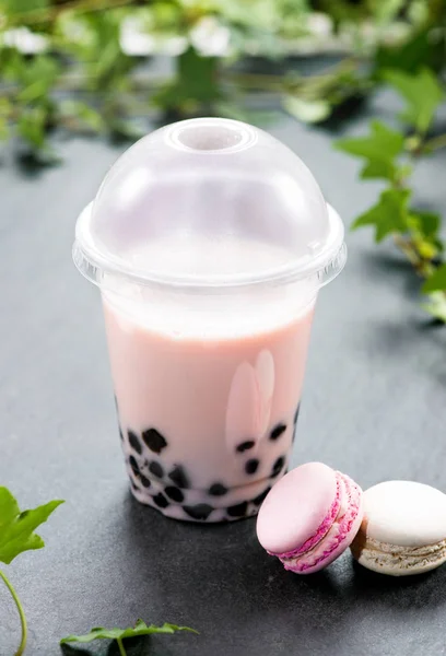 Hausgemachter Milch Bubble Tea Und Tapioka Perlen Plastikbecher Mit Macarons — Stockfoto