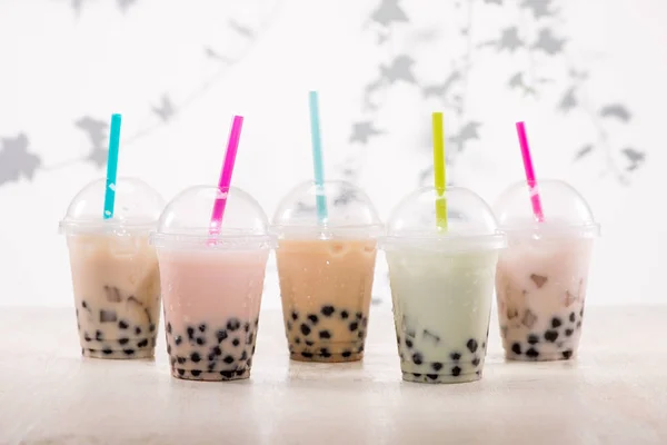 Osvěžujícím Ledový Mléčný Bubble Tea Tapioka Perly Plastových Kelímků — Stock fotografie