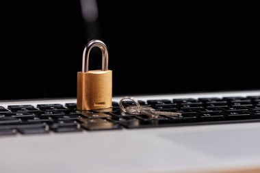 Bilgisayar güvenlik ve veri koruma kavramı. Bu kilitli bir kilidi ile dizüstü bilgisayar.