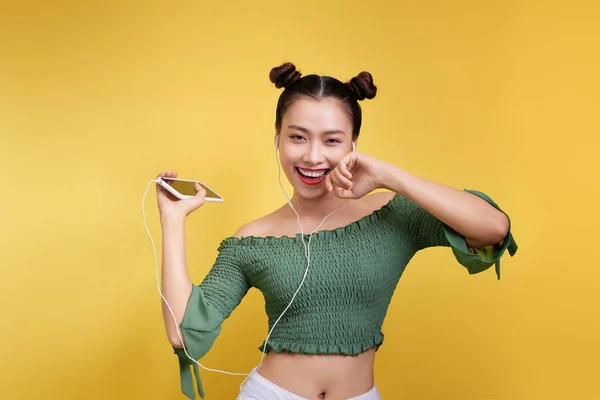 Красочный Студийный Портрет Счастливой Молодой Азиатки Наушниками Танцующими Поющими Стоя — стоковое фото