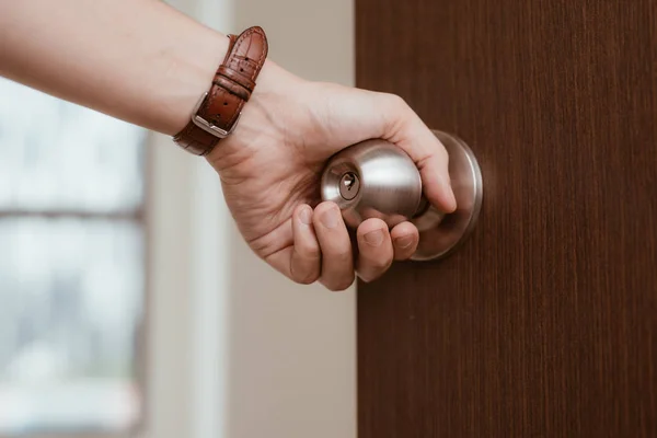 Männliche Hand Hält Türknauf Der Tür Öffnet — Stockfoto