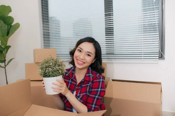Πορτρέτο Του Ευτυχισμένη Γυναίκα Μετακίνηση Νέο Σπίτι Εκμετάλλευση Πράσινο Φυτό — Φωτογραφία Αρχείου