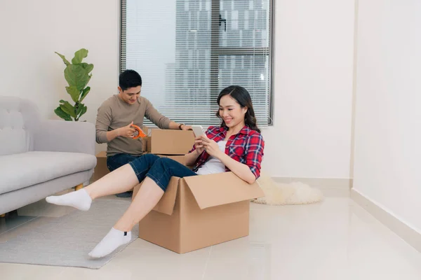 Happy Young Couple Moving New Apartment Having Fun Riding Cardboard — Stock Photo, Image