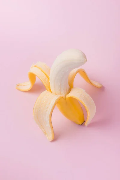 Banane Pelée Sur Fond Rose Avec Espace Copie — Photo