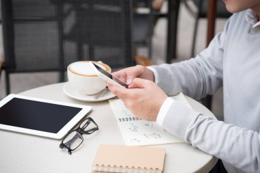 Yaratıcı bir fikir belgeleri gösterilen neşeli Asya iş adamı