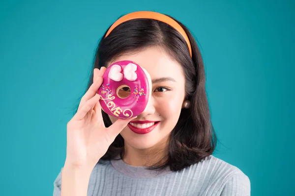 Aziatisch Meisje Roze Donut Poseren Blauwe Achtergrond Houden — Stockfoto