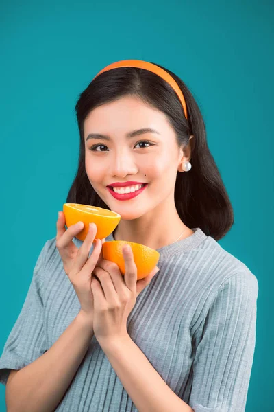 Cibo Sano Sorridente Pinup Asiatico Ragazza Holding Arancio Fette Piedi — Foto Stock