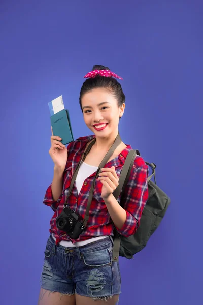 Женщина Путешествует Молодая Красивая Азиатка Путешественница Паспортом Рюкзаком — стоковое фото