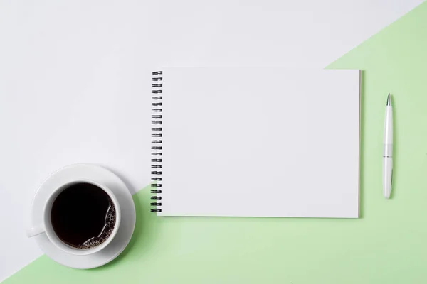 Business Image Pastell Schreibtisch Mit Blankem Notizblock Und Kaffeetasse Ansicht — Stockfoto