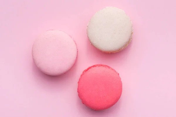 Vue Dessus Des Macarons Roses Blancs Sur Fond Rose Doux — Photo