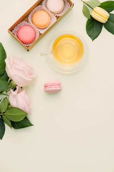 Macaroons Coloridos Caixa Presente Rosas Com Chá Mesa Luz Vista — Fotografia de Stock