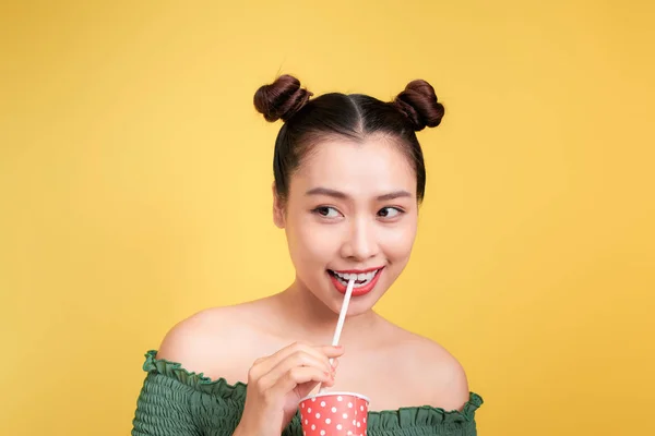 Bonita Jovem Sorrindo Menina Asiática Com Lábios Vermelhos Bebendo Cola — Fotografia de Stock