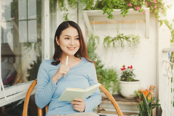 Hermosa Mujer Asiática Casa Escribiendo Trabajando Con Diario —  Fotos de Stock