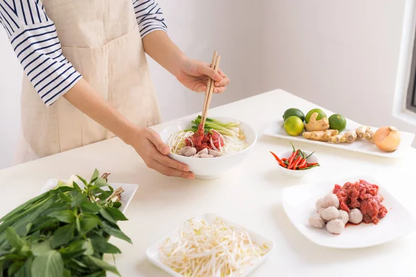 Θηλυκό Σεφ Προετοιμάζει Παραδοσιακό Βιετναμέζικο Σούπα Pho Βότανα Κρέατα Noodles — Φωτογραφία Αρχείου