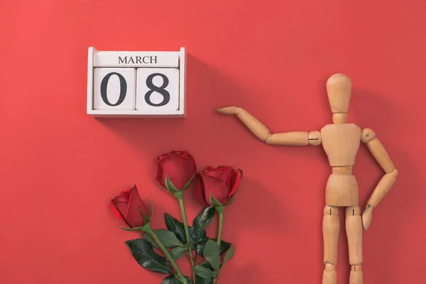 Figura Uomo Legno Con Fiori Rossi Concetto San Valentino — Foto Stock