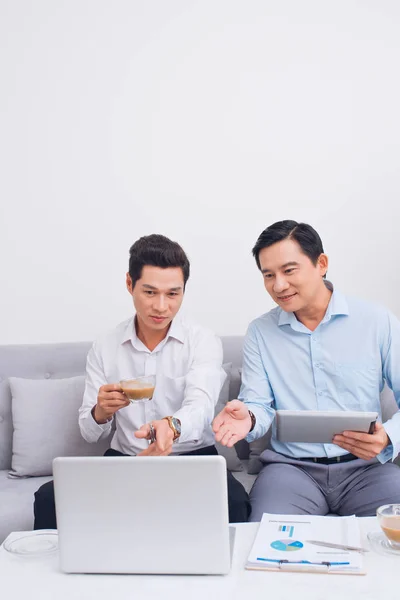 Zwei Selbstbewusste Geschäftsleute Mit Laptop Diskutieren Informationen Auf Dem Sofa — Stockfoto