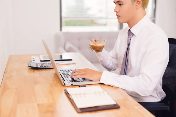 Bonito Homem Sentado Mesa Trabalhando Laptop Bebendo Café — Fotografia de Stock