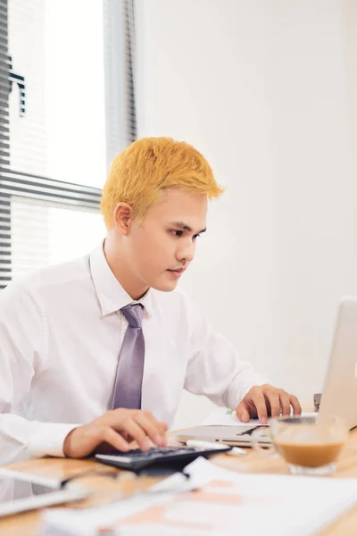 Concepto Negocio Trabajo Oficina Empresario Que Utiliza Calculadora Para Calcular — Foto de Stock