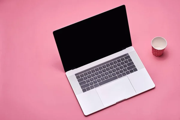 Abra Laptop Com Copo Vazio Fundo Rosa — Fotografia de Stock